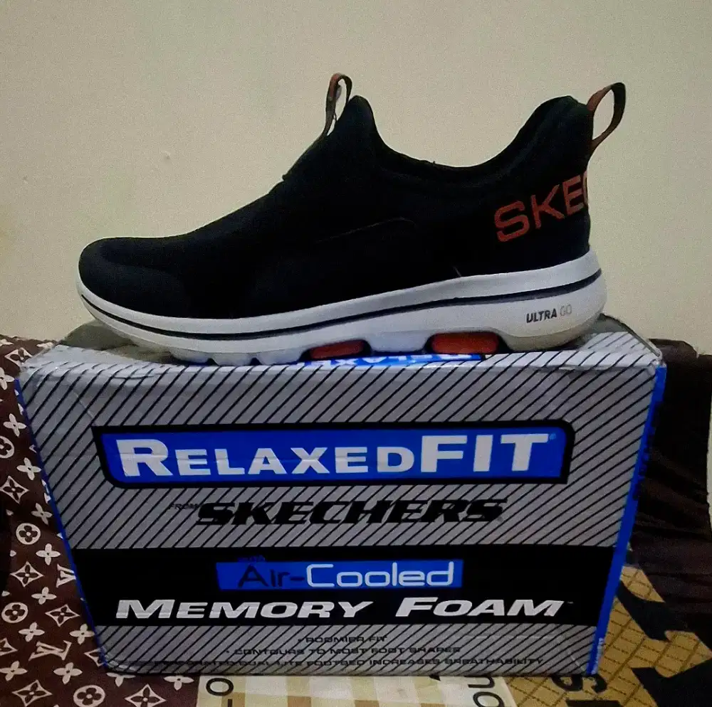 Sepatu skechers pria original size 42,5 mulus like new lengkap dgn box