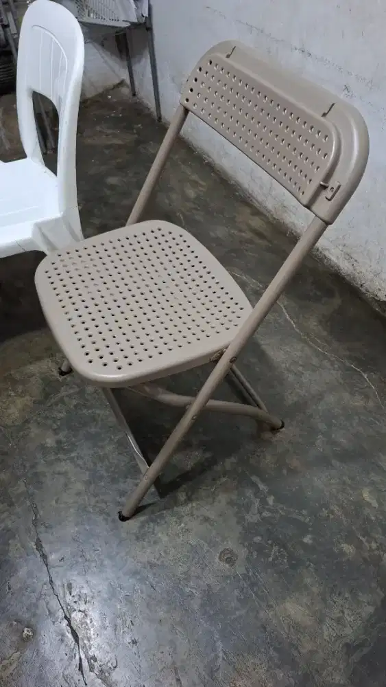 kursi lipat coklat bekas