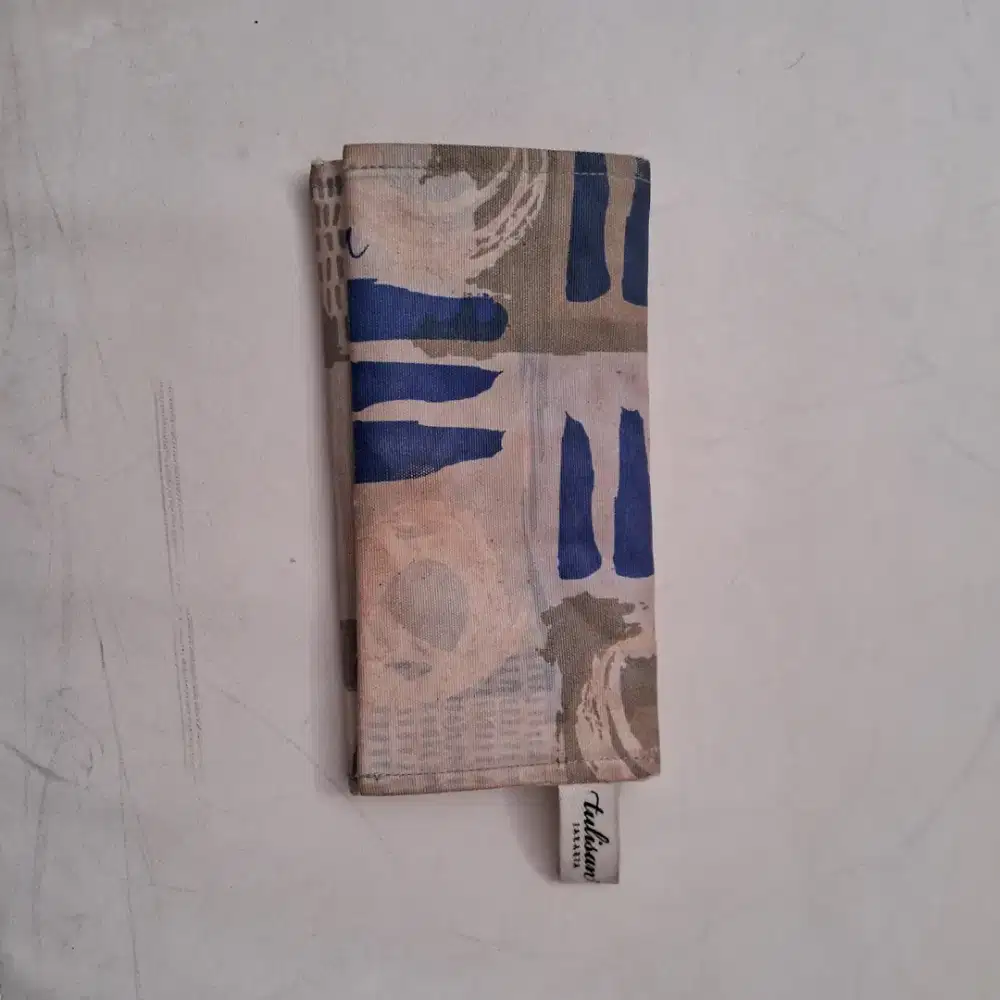 Dompet brand tulisan