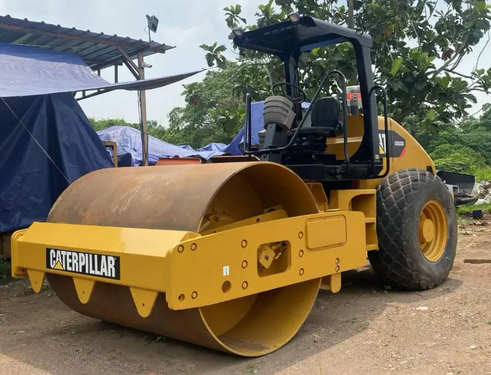 Vibro roller 10 ton Caterpillar
