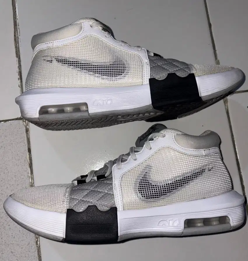 Dijual sepatu NIKE ori like new uk 42