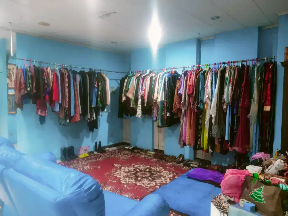 Garage Sale Baju baju semua ada. Murah meriah banyak hadiah