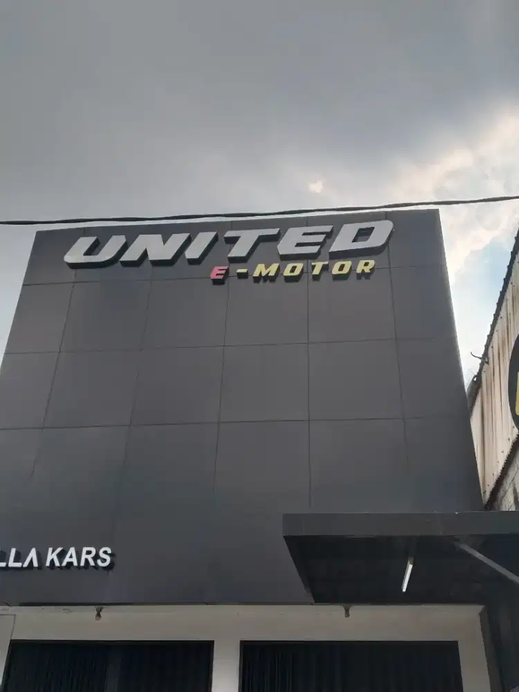 Tukang acp dan huruf timbul