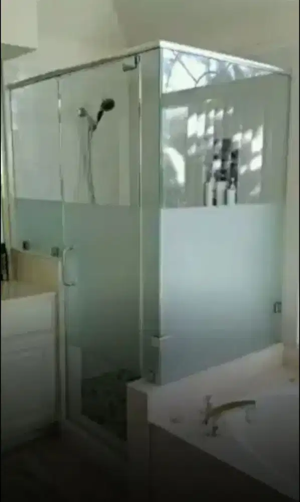Pasang stiker sanblas dan kaca film tidak akan merusak kacakamar mandi