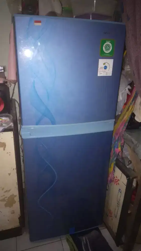 Kulkas 2 pintu warna biru. Mrek sharp