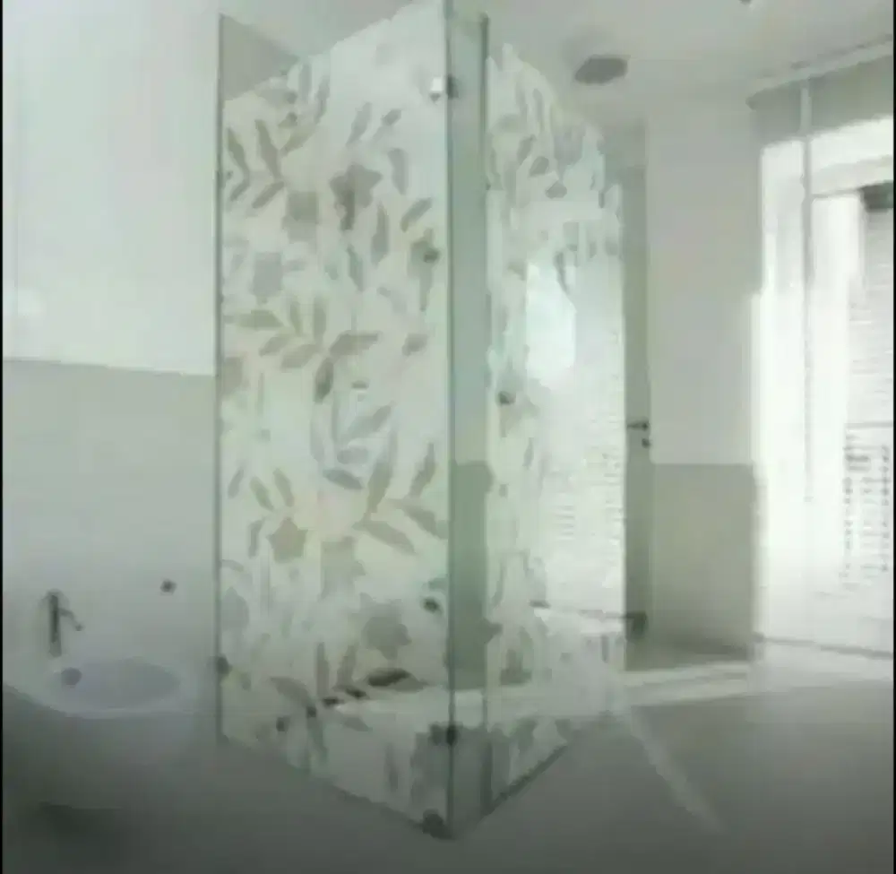 Kamar mandi pakai stiker Sanblas dan kaca film beautiful kaca