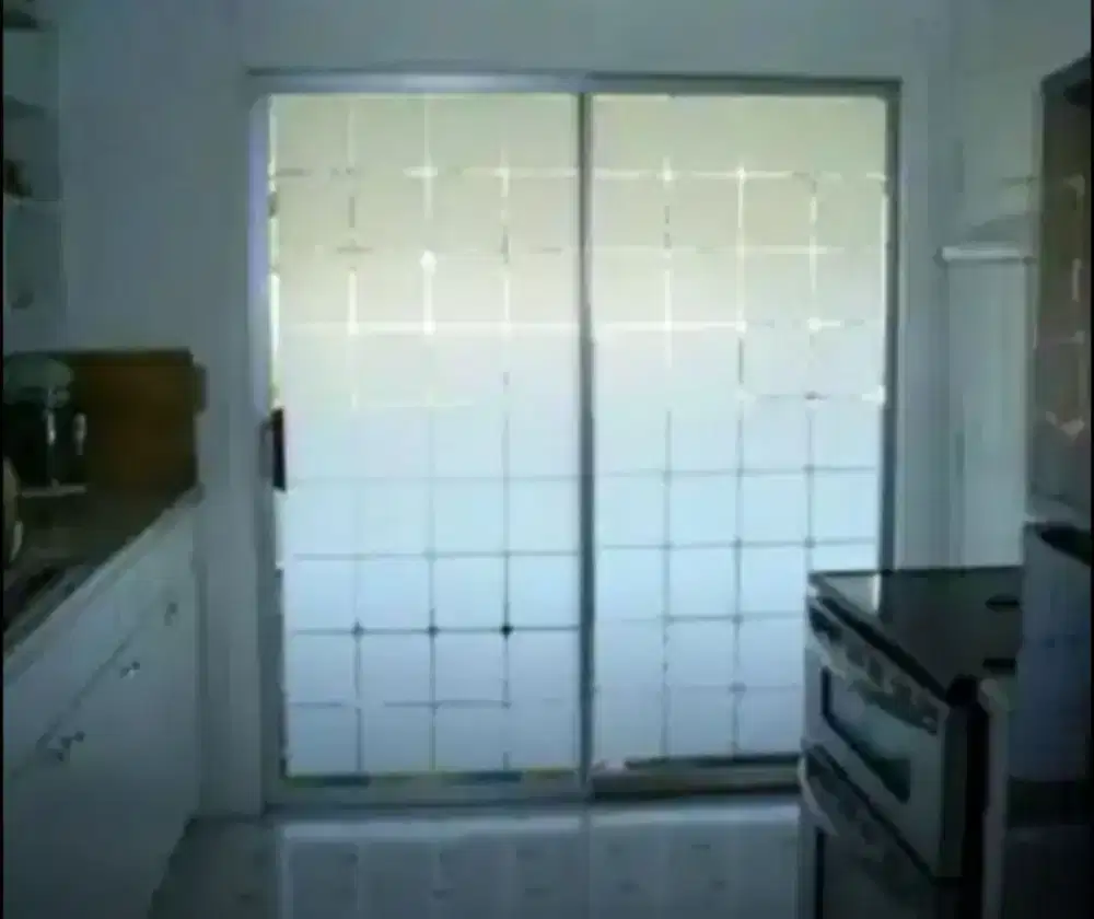 Gunakan stiker Sanblas kaca film pengganti kaca gelap ruang dapur