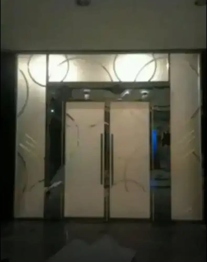 Pasang stiker sanblas kaca film pas gedung tampak seperti nyata