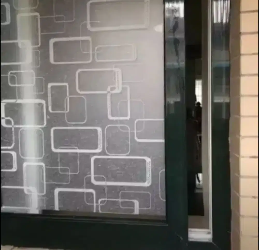 Dapur kaca cantiknya dengan pasang stiker sanblas kaca film