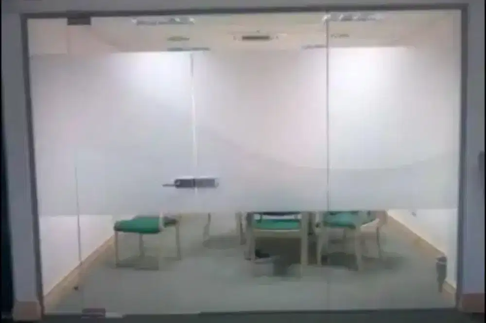 Kaca yang belum pasang stiker sanblas kaca film yuk pasang