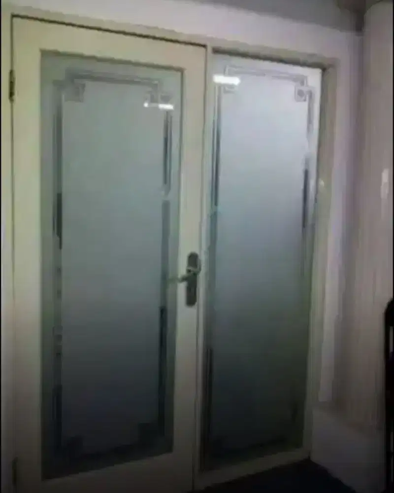 Lengkapi kaca dapur dengan stiker Sanblas motif dan kaca film