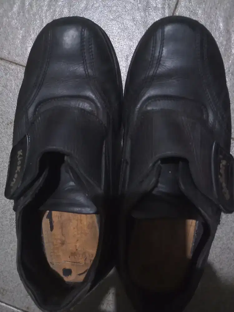 Sepatu kulit pria Kickers