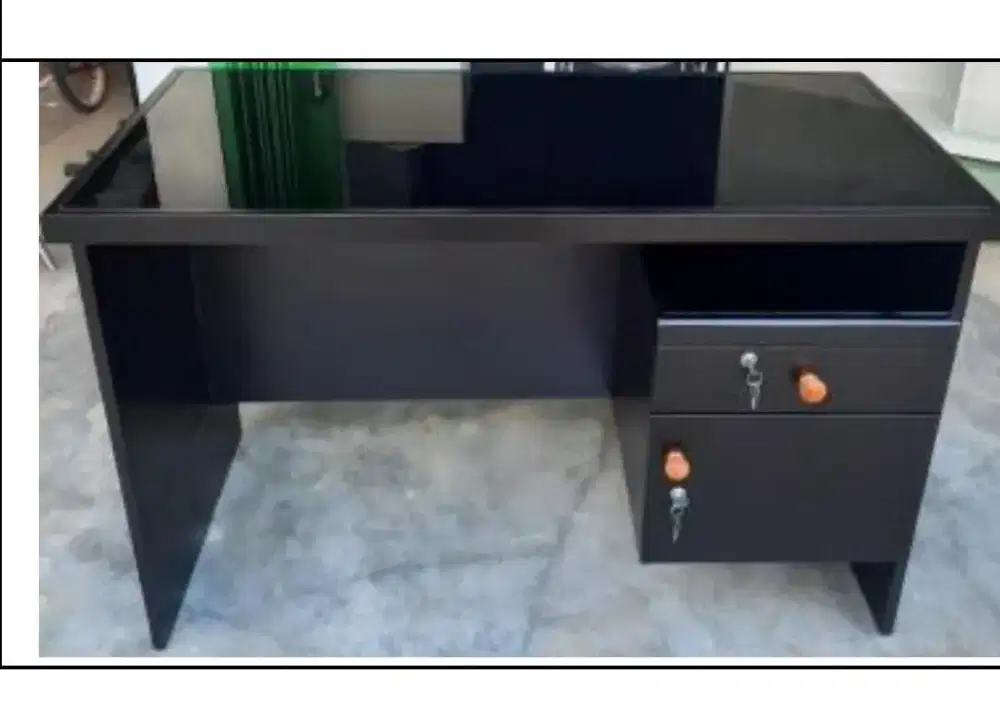 Meja ½ biro multiplex +kaca(baru)