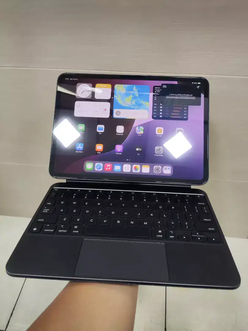 IPAD PRO M4 256GB + KEYBOARD MAGIC WIFI ONLY (SUPER LIKE NEW)