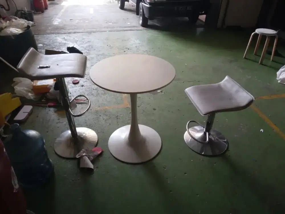 Di jual meja bulat +2 kursi nya