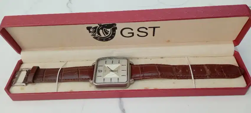 Jam tangan cewek merk GST