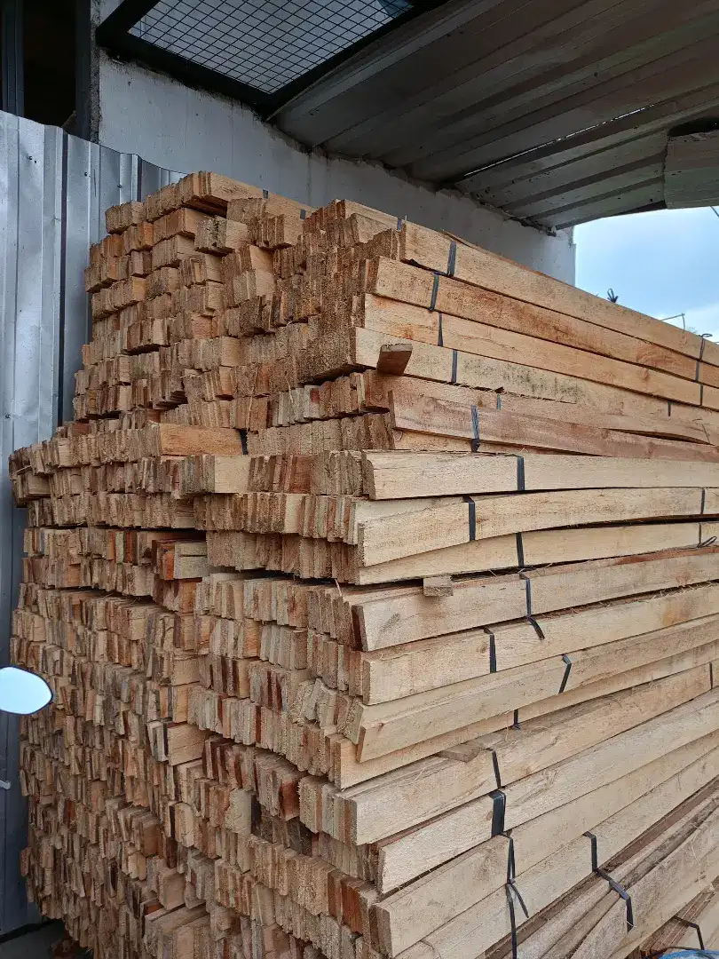 Kayu Packing Albasia Sengon Laut 7cm X 2m