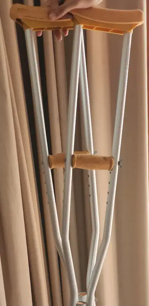 Tongkat ketiak. Tongkat jalan