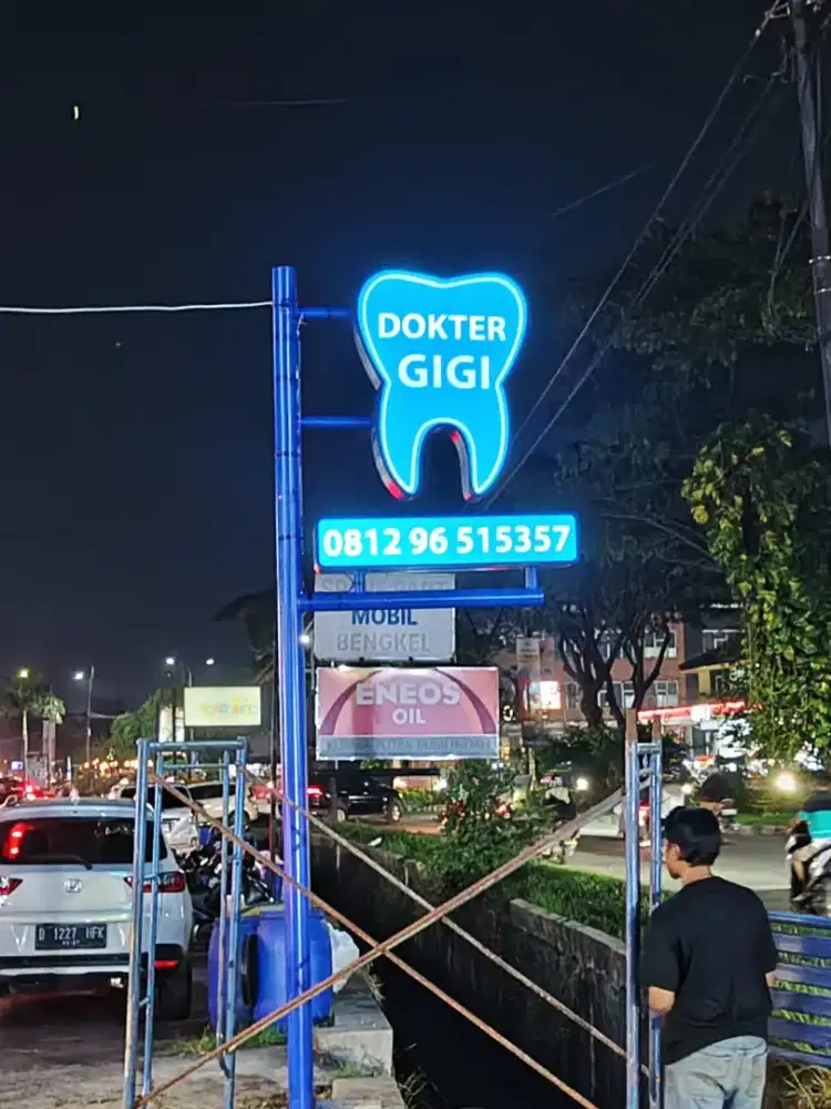 Papan reklame, Neon box, & huruf timbul