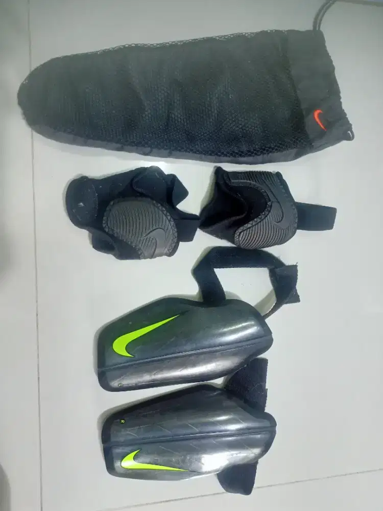 Pelindung Tulang Kering dan Pergelangan Kaki Merek Nike