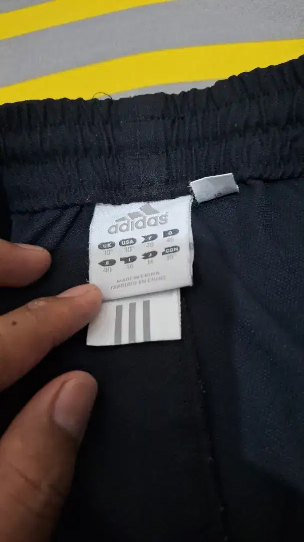 Celana pendek adidas