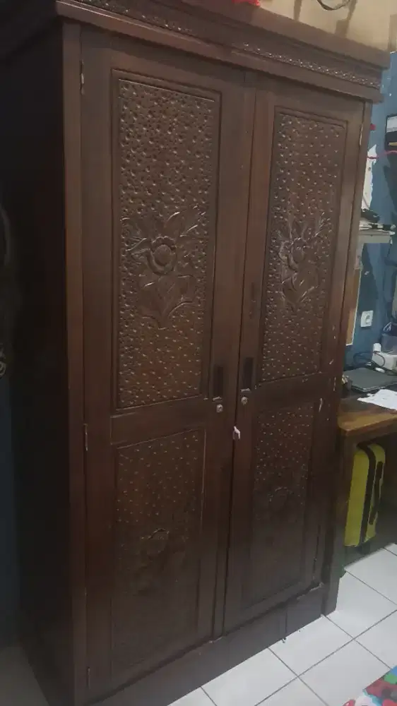 Lemari pakaian ukiran 2 pintu.