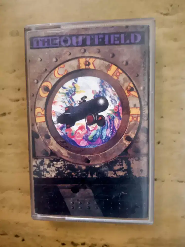 Kaset Pita Musik Band The Outfield Album Rockeye