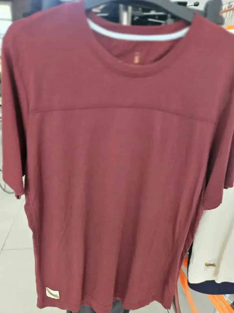 Baju Tracksmith Size S , Fit Ke M
