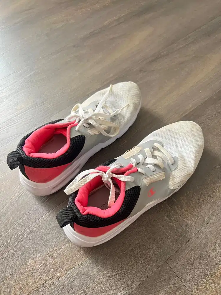 Sepatu Olahraga Cewek Champion 38