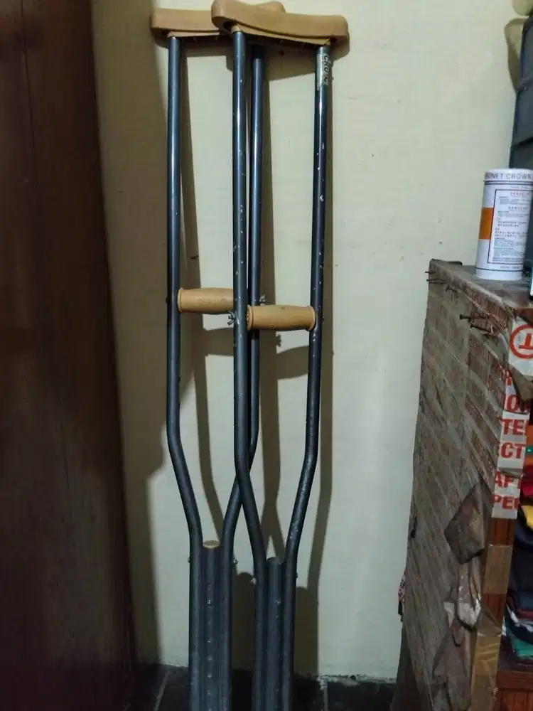 Alat bantu berjalan utk org yg habis operasi patah tulang merk Crutch