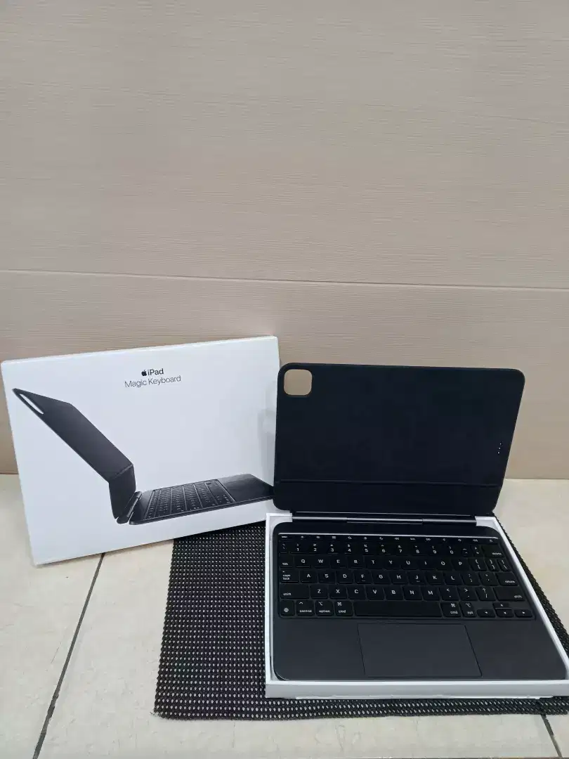 MAGIC KEYBOARD ORIGINAL (SUPER LIKE NEW)