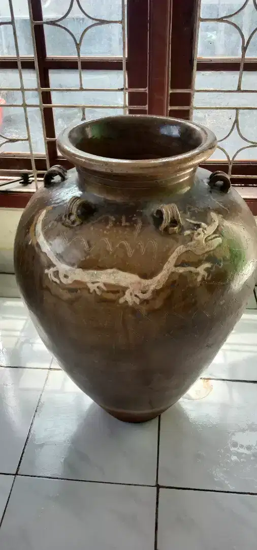 Guci besar ular naga