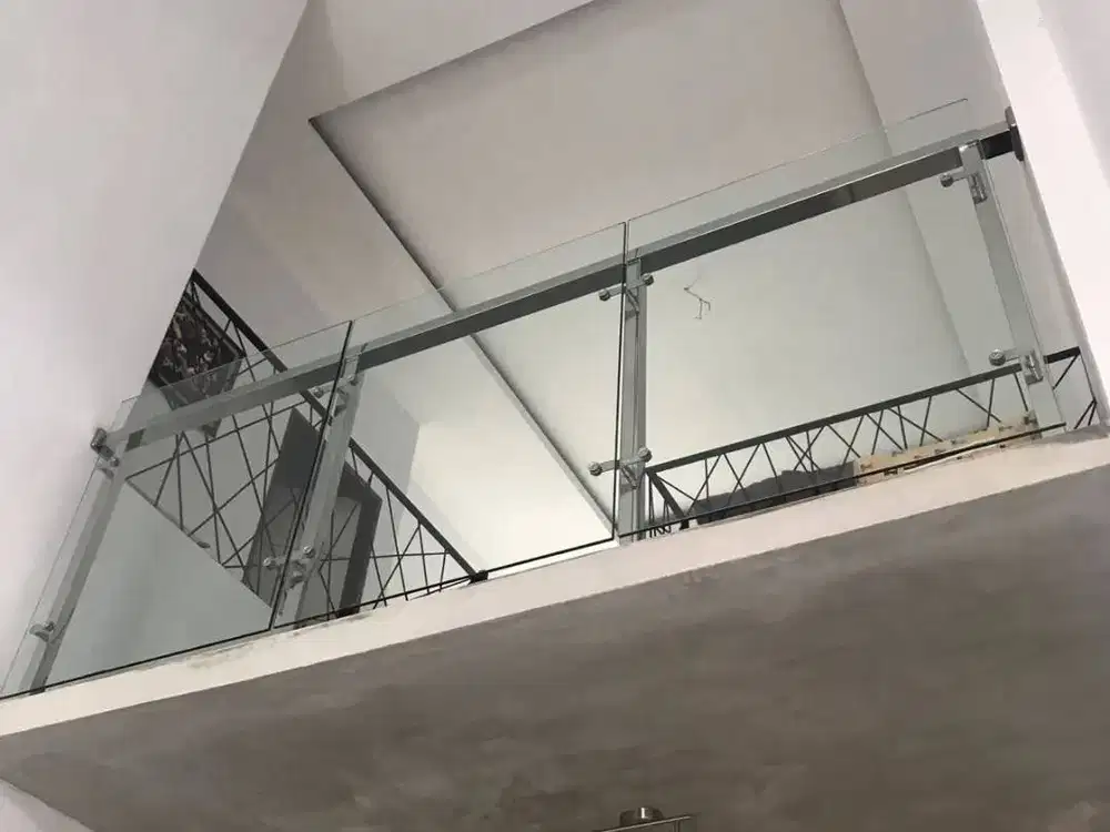 Railling balkon kaca