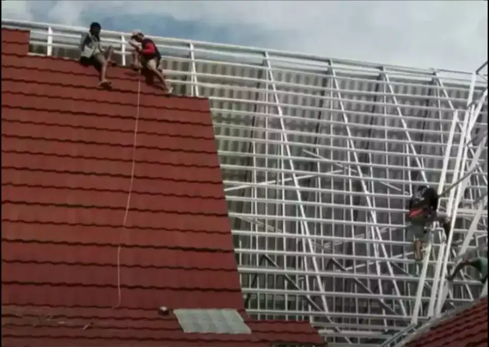 Rangka atap baja ringan terpasang dan renovasi rumah