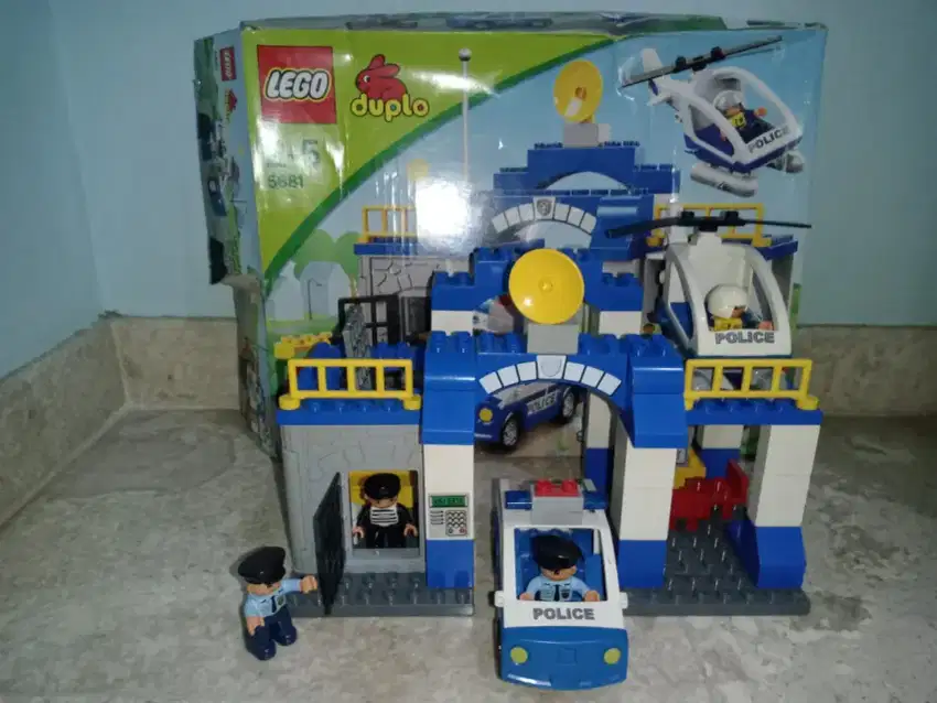 Lego duplo 5681 police station.
