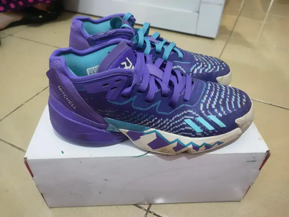 Sepatu Basket Adidas