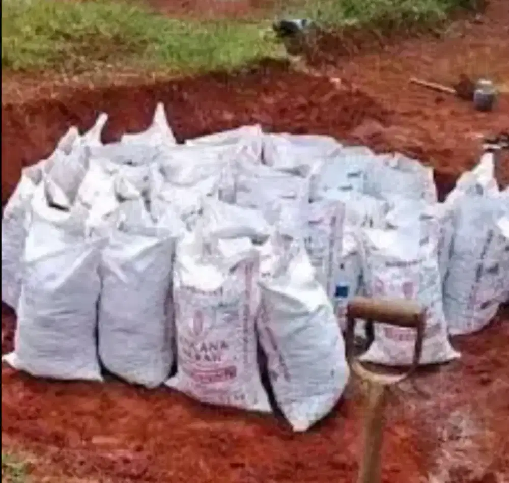 Tanah merah karungan