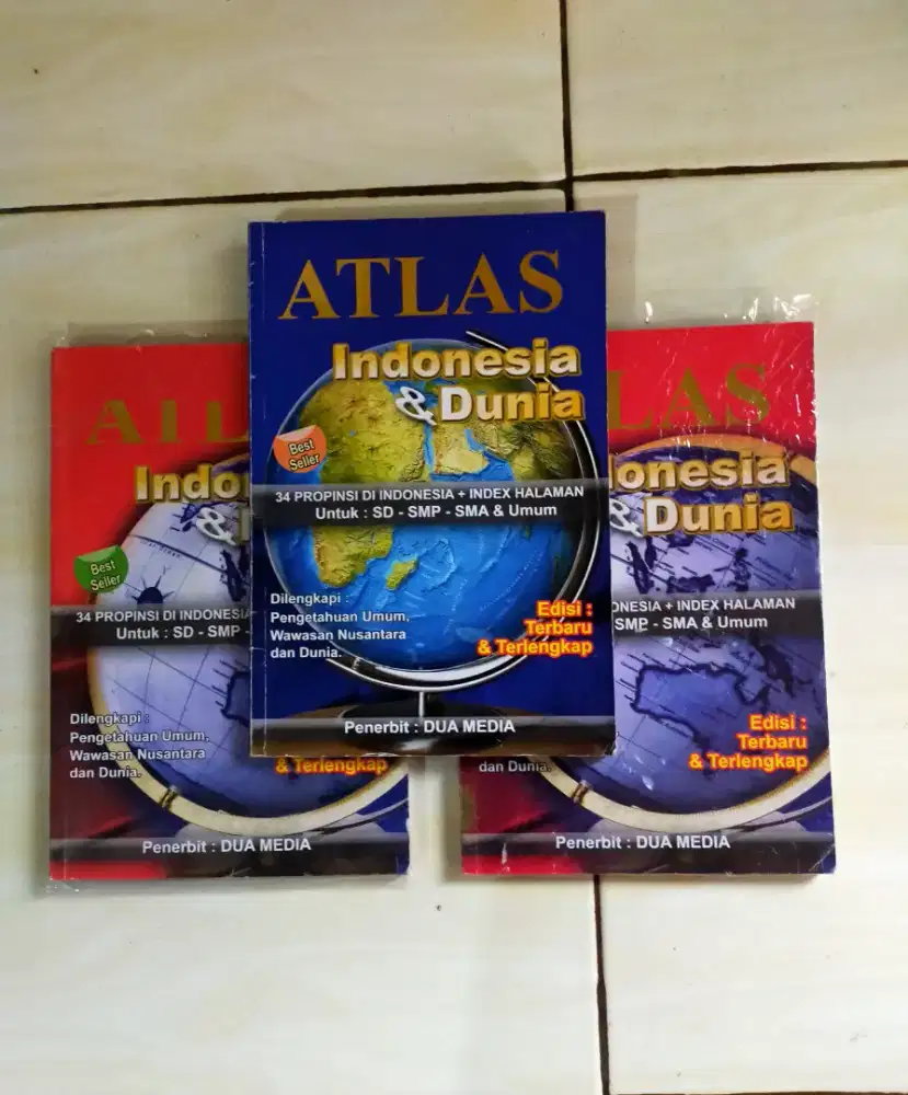Buku Atlas Indonesia dan Dunia.