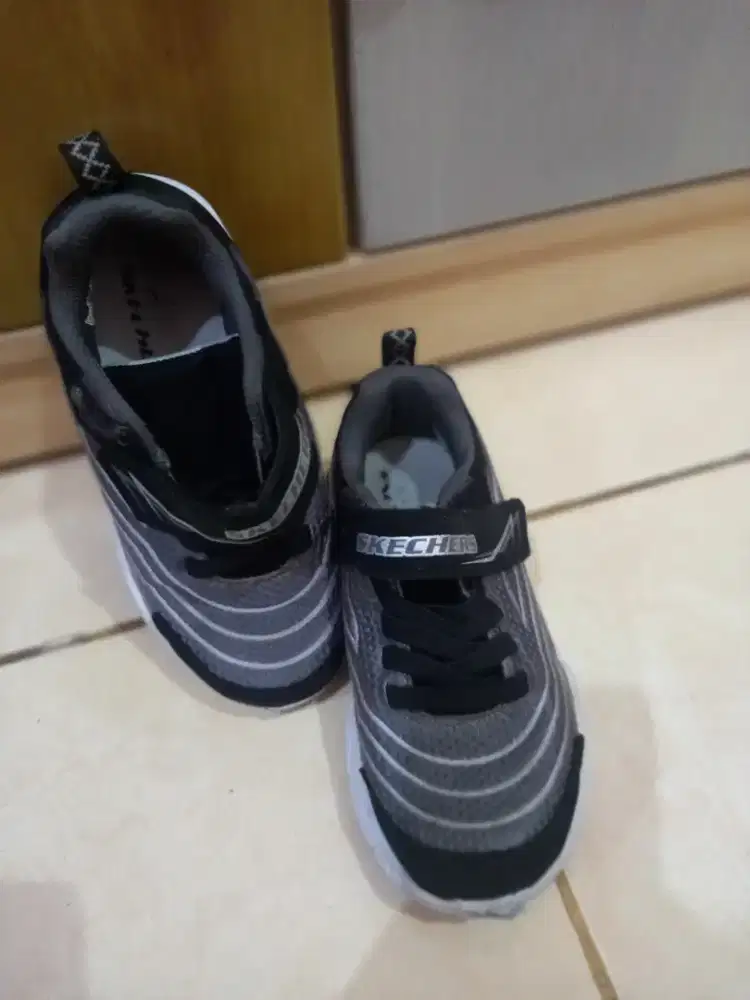 sepatu anak laki second skechers