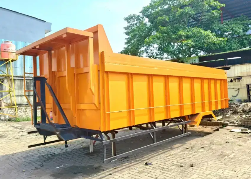 MURAH Dumptruck engkel 4x2 Isuzu Giga UD truck Quester dump truk