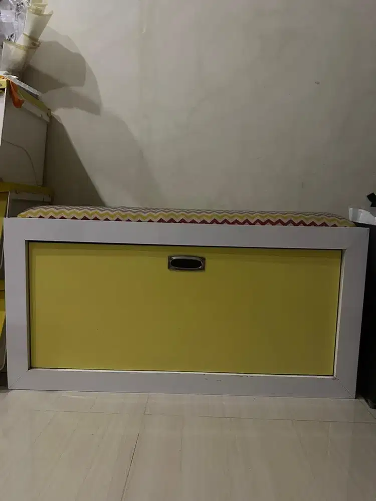 Preloved lemari sepatu atau sendal