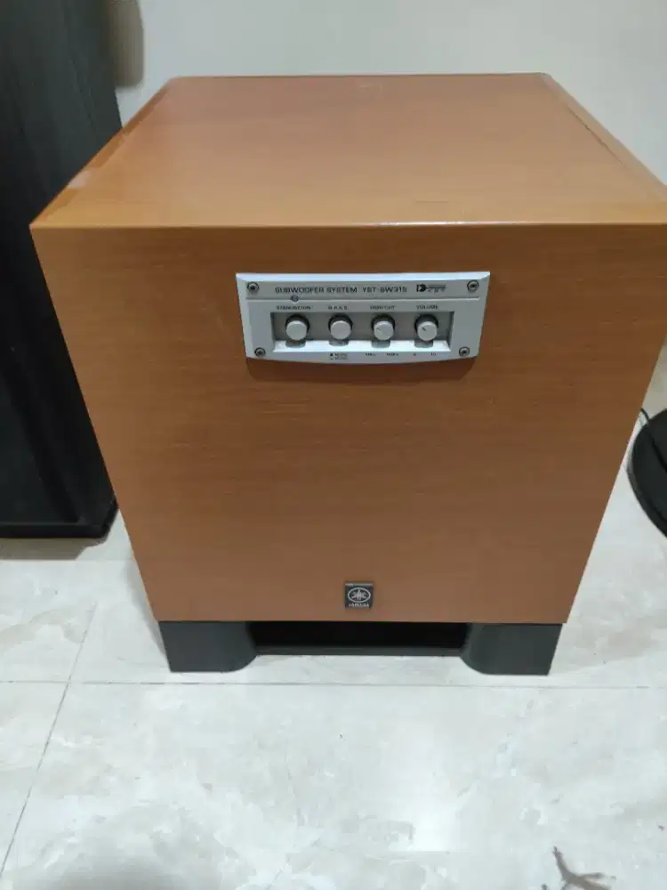 Sub woofer aktif yamaha 10 inc. Tipe ada difoto
