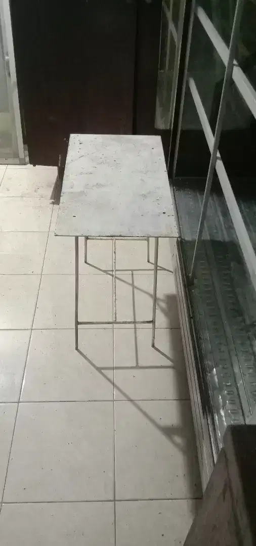Meja besi kuat dan kokoh