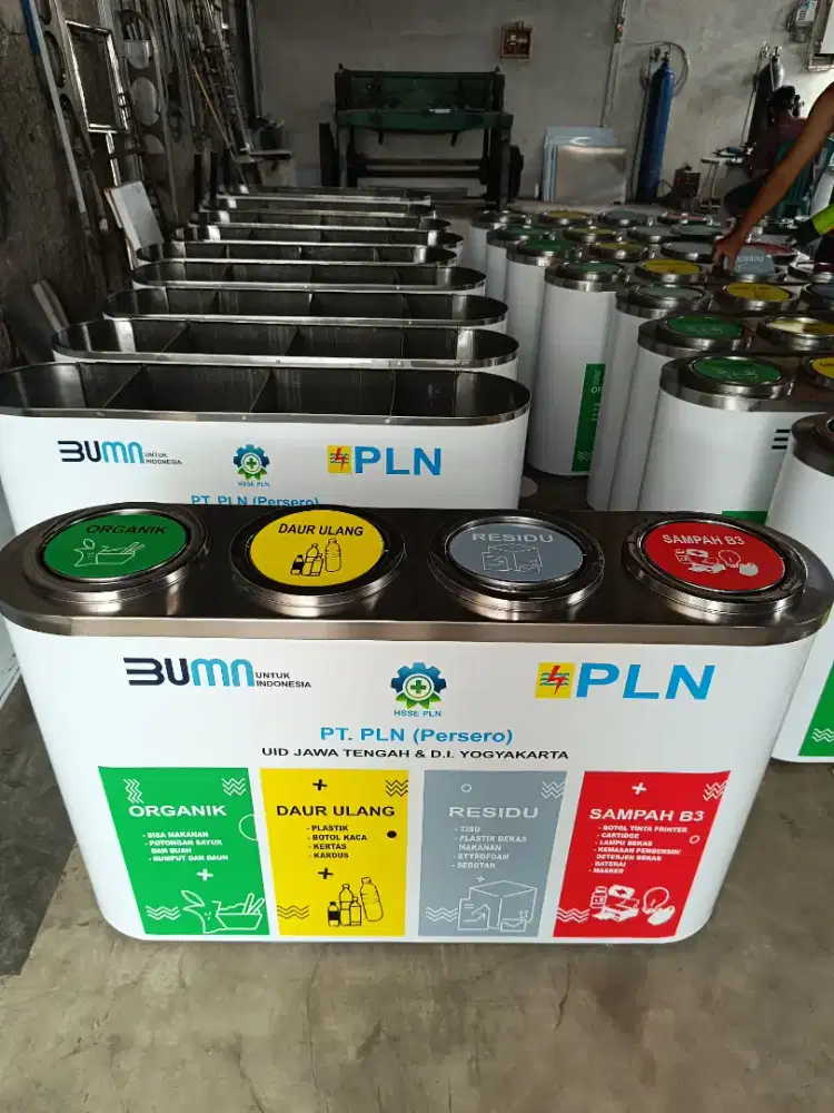 Tempat sampah stainlees 4 pilah