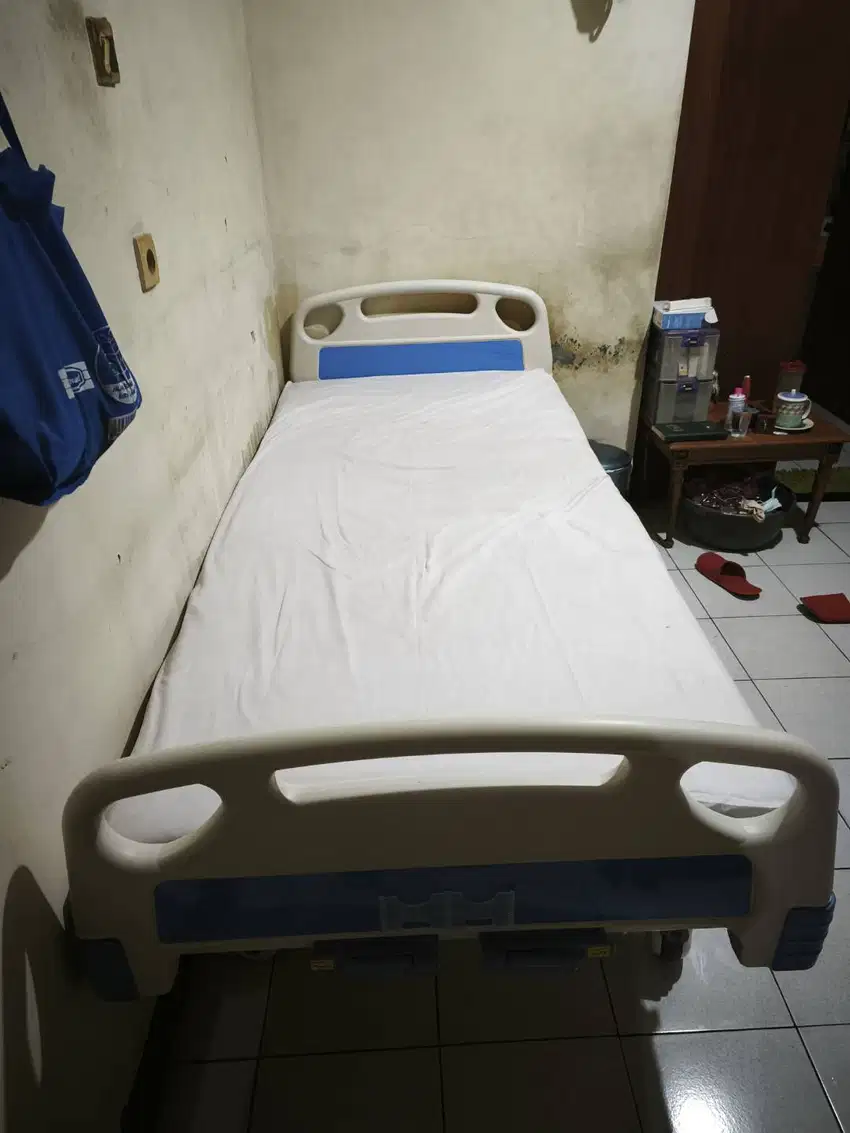 Tempat tidur untuk pasien dalam perawatan