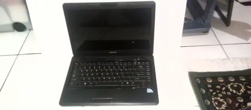 laptop Toshiba original lengkap tas charger kondisi harus instal ulang
