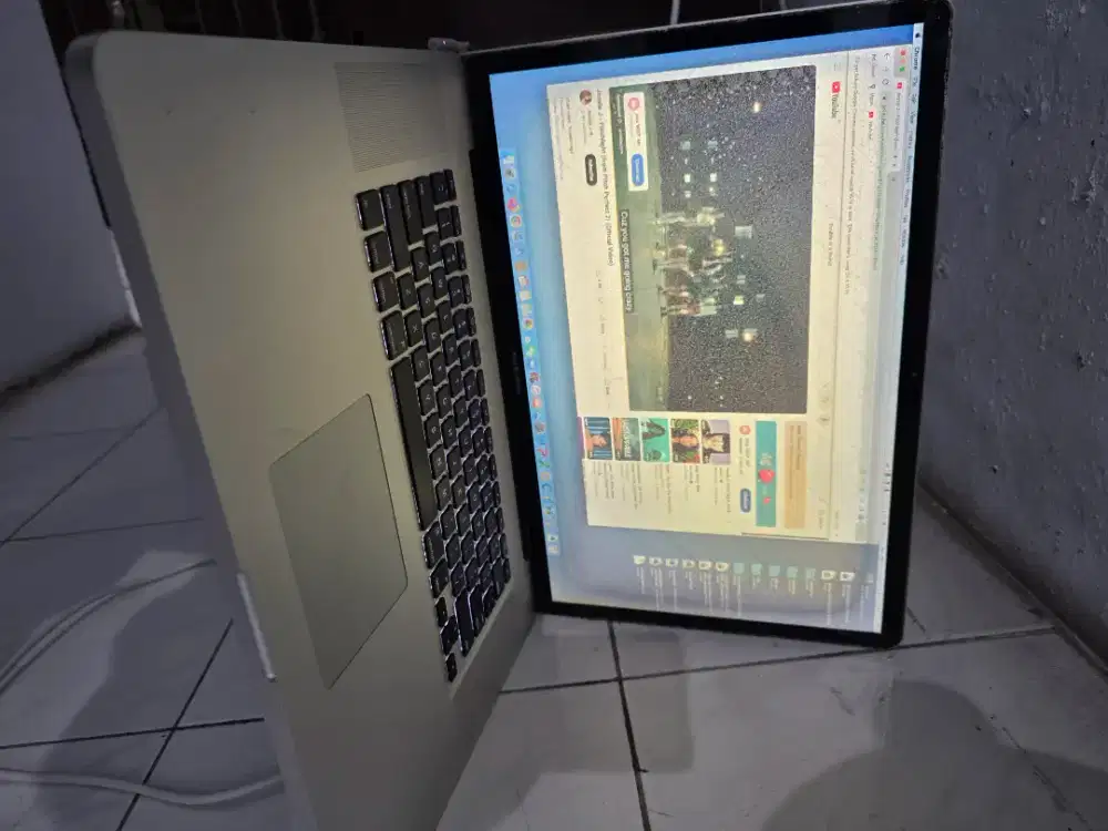 Macbook pro 17 inch minus layar