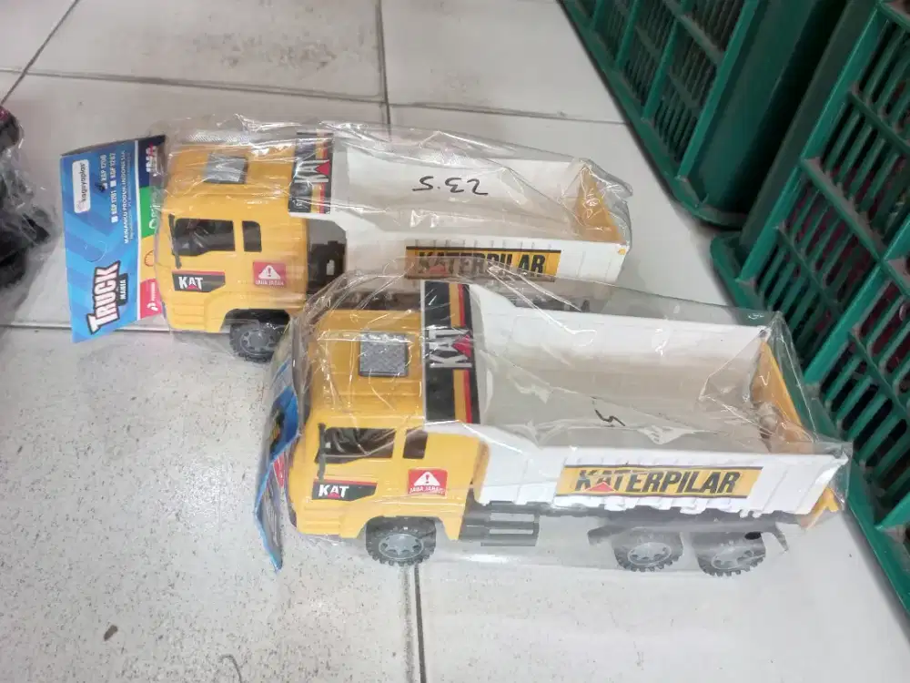 Mainan anak truk dump tanggung