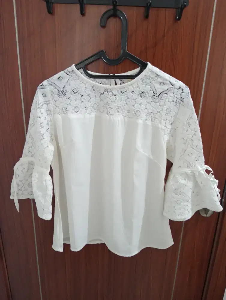Blouse Warna Putih Brukat Merk BLF (Harga NETT)