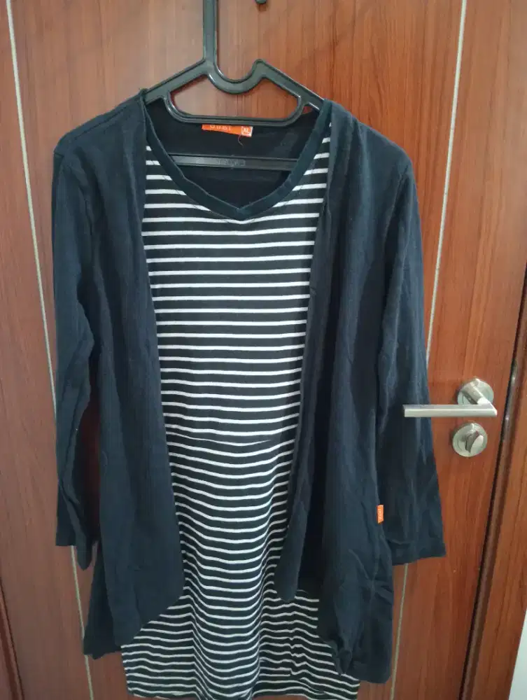 Kaos Stripes Hitam plus cardigan nempel, Merk Dual asli (Harga Nett)